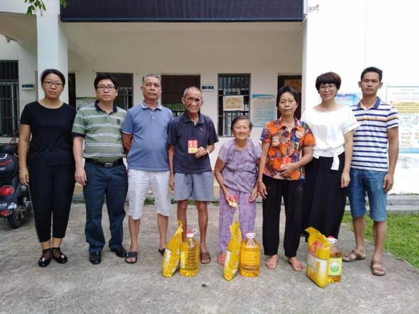 七一前夕，学校领导慰问农村老党员，探望驻村扶贫队员